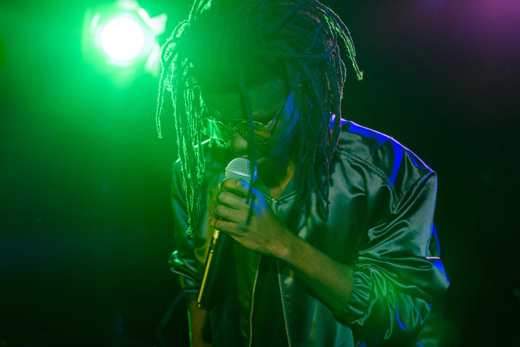 Afrikkalainen amerikkalainen DJ mikrofonilla
 - Valokuva, kuva