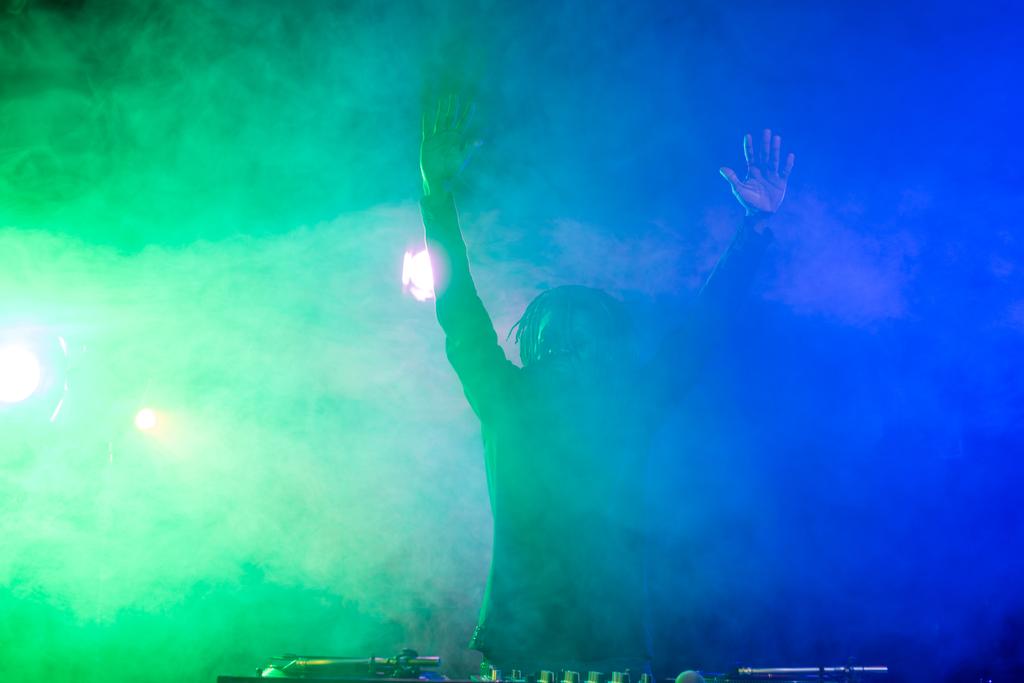 DJ σε νυχτερινό κέντρο διασκέδασης με το πίσω φως - Φωτογραφία, εικόνα