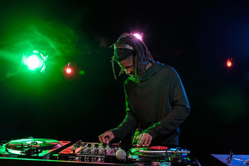 DJ με ηχολήπτης σε νυχτερινό κέντρο διασκέδασης  - Φωτογραφία, εικόνα
