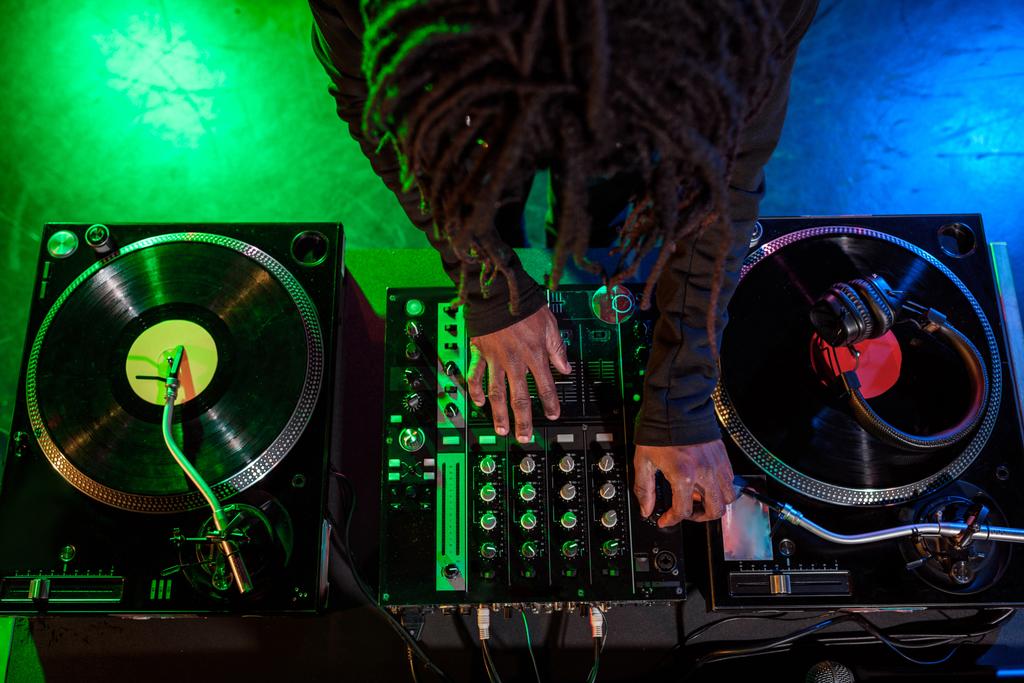 DJ con mezclador de sonido
 - Foto, Imagen
