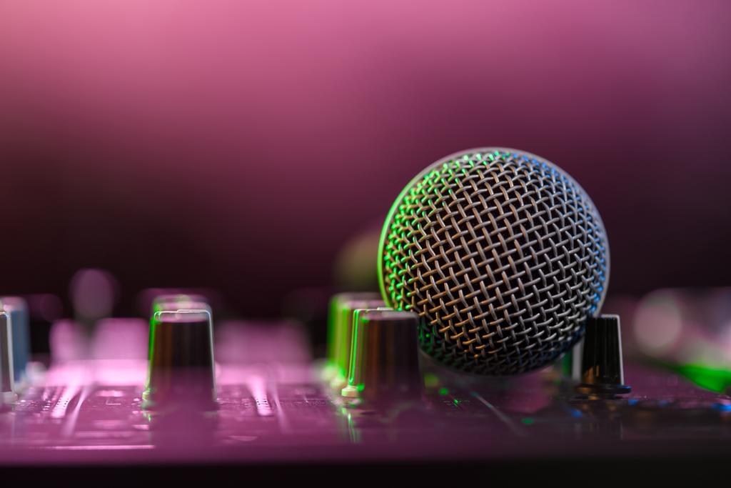 Misturador de som com microfone
 - Foto, Imagem