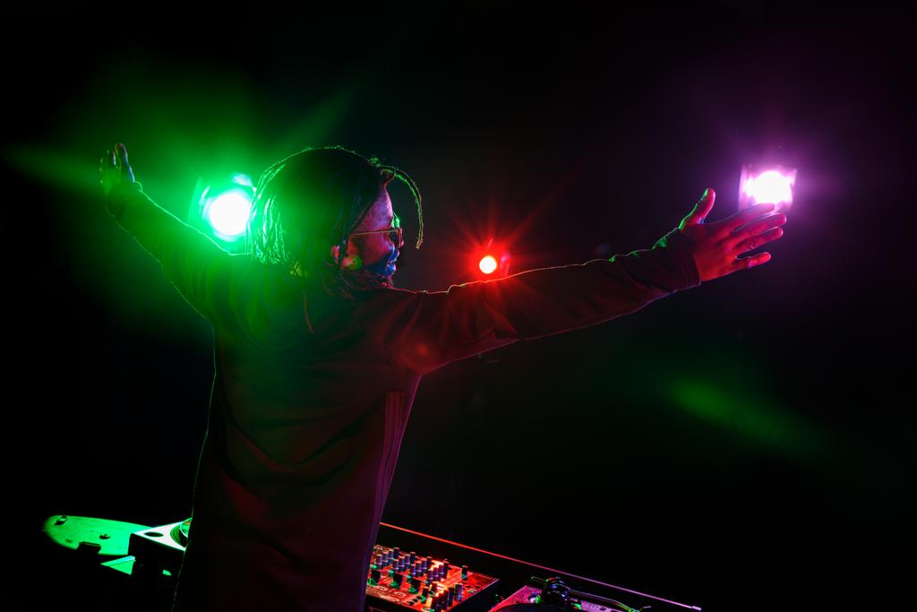 DJ клуб со звуковым миксером
 - Фото, изображение