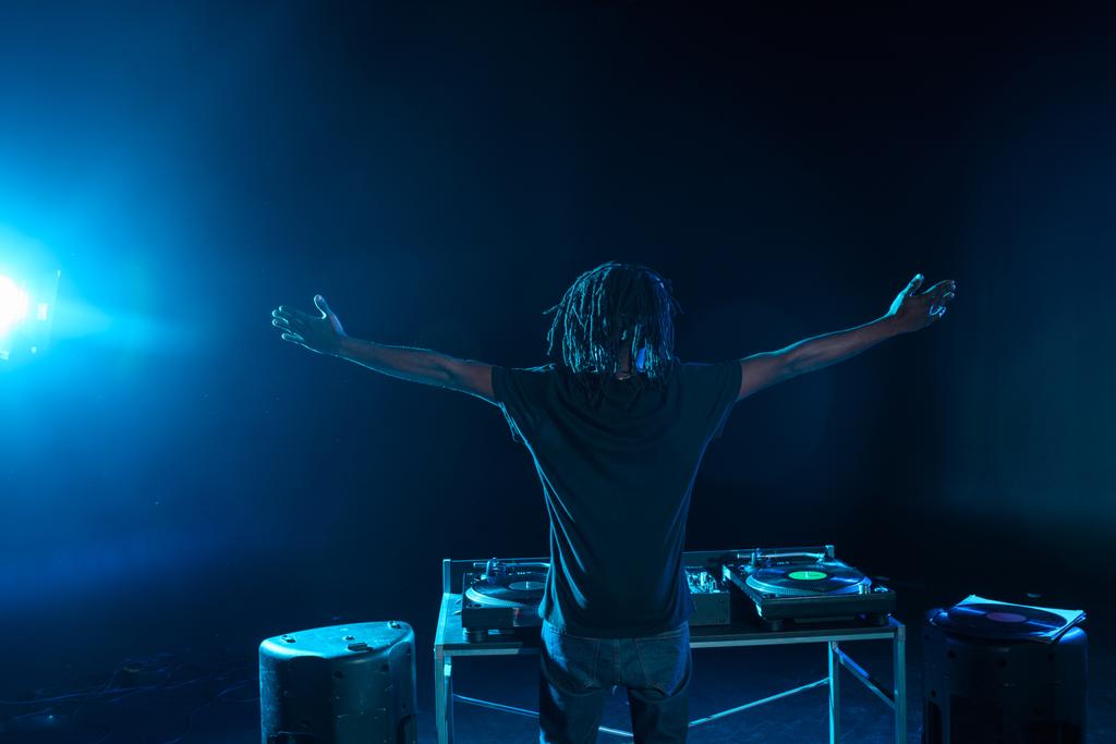 DJ con mezclador de sonido
  - Foto, Imagen