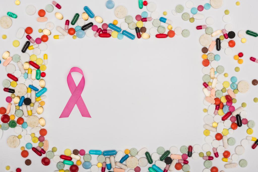 Wstążka raka piersi i pigułki - Zdjęcie, obraz