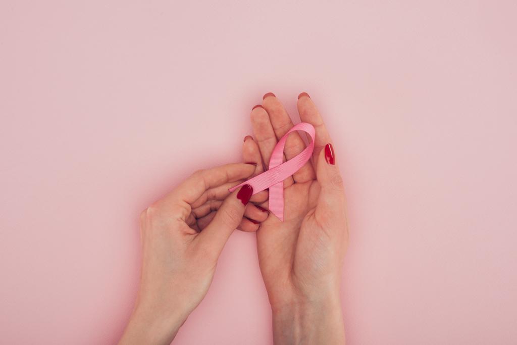 ruce s mašlí povědomí rakoviny prsu - Fotografie, Obrázek