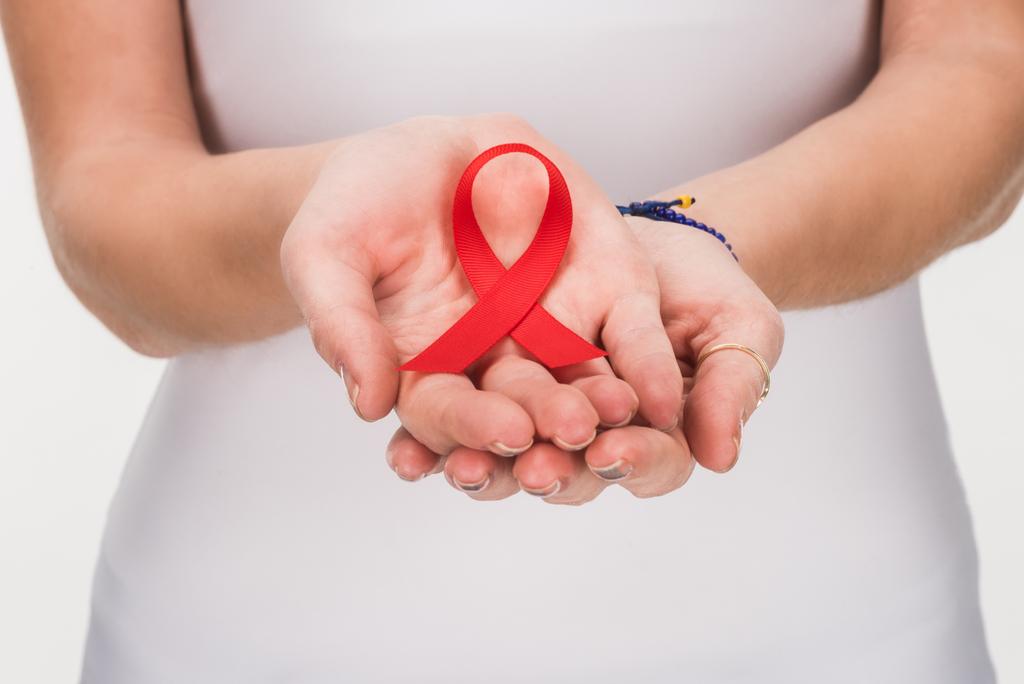 κορδέλα κόκκινη aids στα χέρια - Φωτογραφία, εικόνα