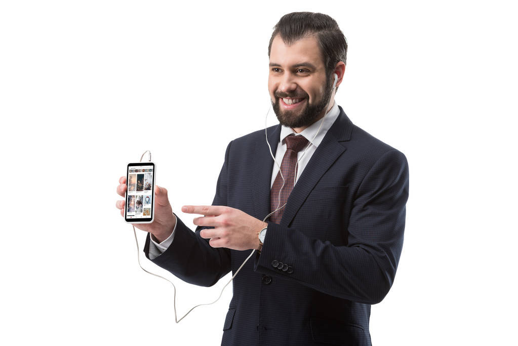 zakenman wijzend op smartphone - Foto, afbeelding