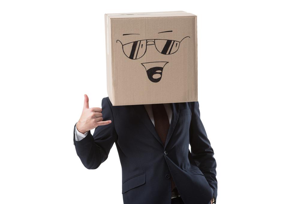 επιχειρηματίας με κουτί με χαμόγελο σημάδι στο κεφάλι - Φωτογραφία, εικόνα