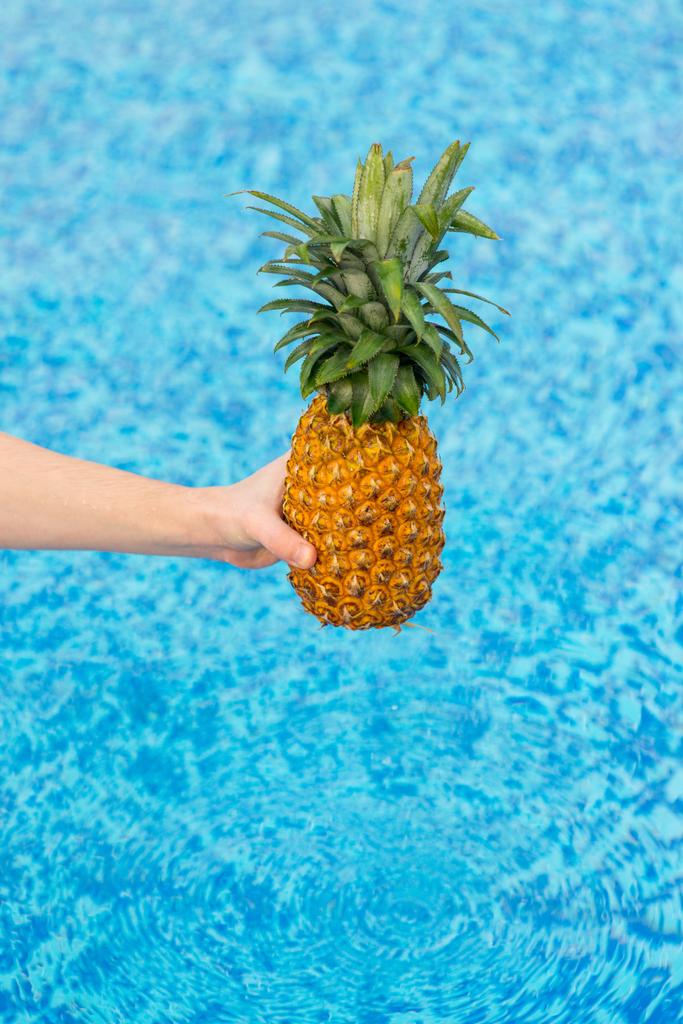 femme tenant l'ananas sur l'eau
 - Photo, image