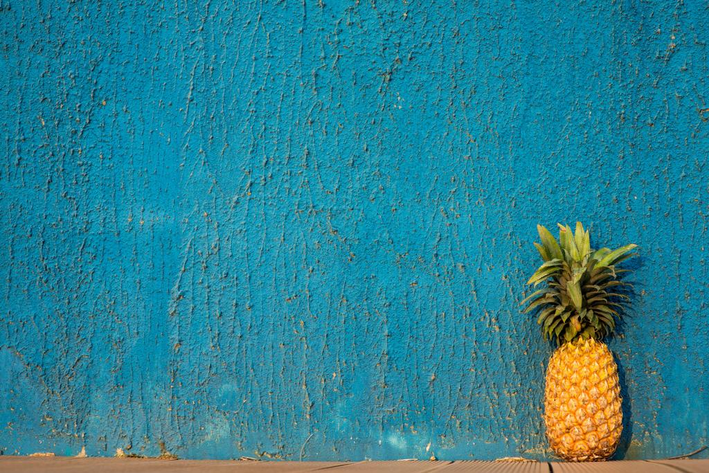 ananas voor blauwe muur - Foto, afbeelding