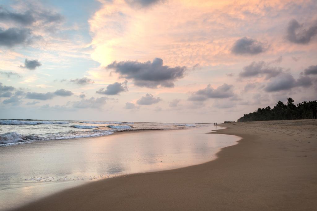 Puesta de sol sobre playa tropical - Foto, Imagen
