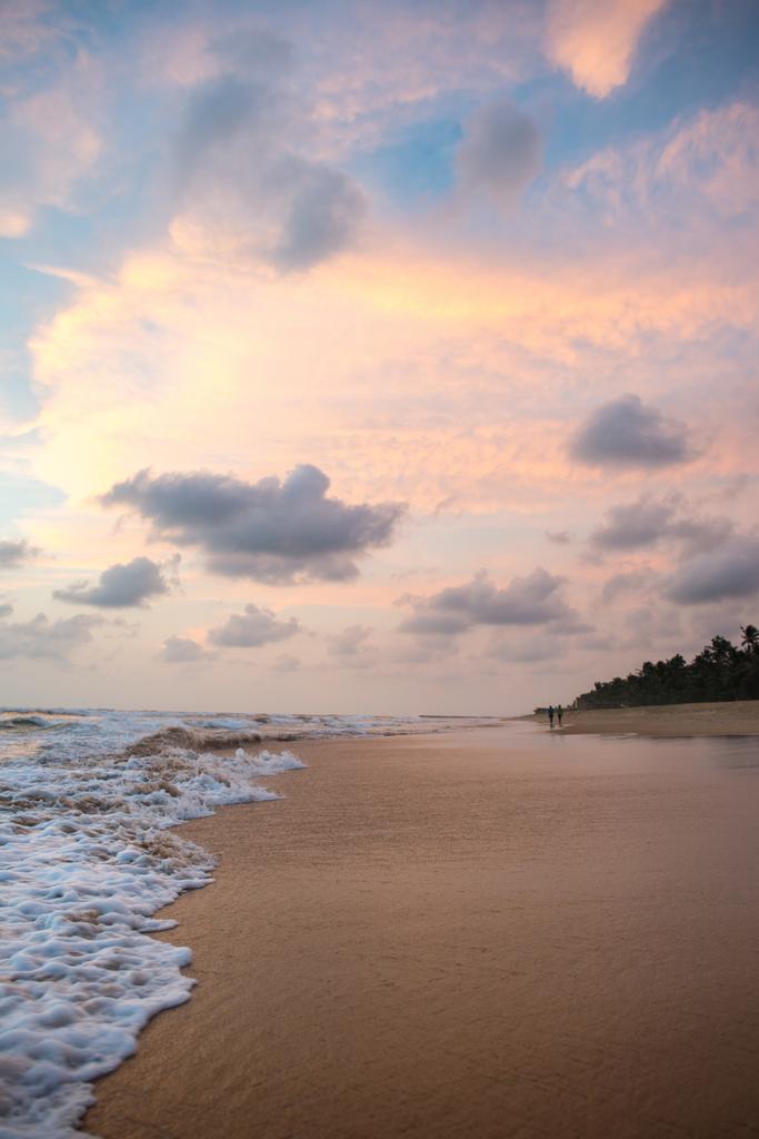 Захід сонця над тропічним пляжем
 - Фото, зображення