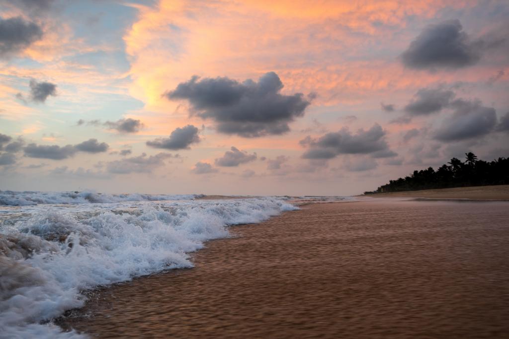 熱帯のビーチに沈む夕日 - 写真・画像