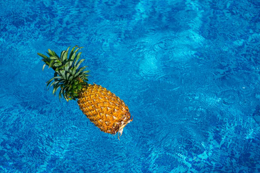 ananás flutuando na água
 - Foto, Imagem