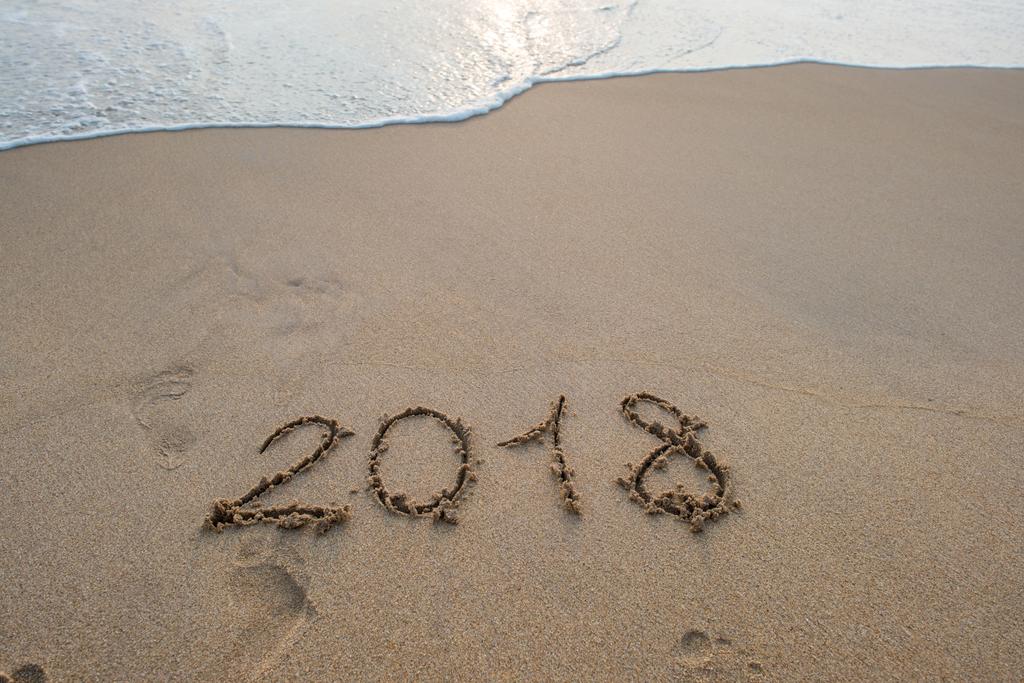 2018 σημάδι σε αμμώδη παραλία - Φωτογραφία, εικόνα