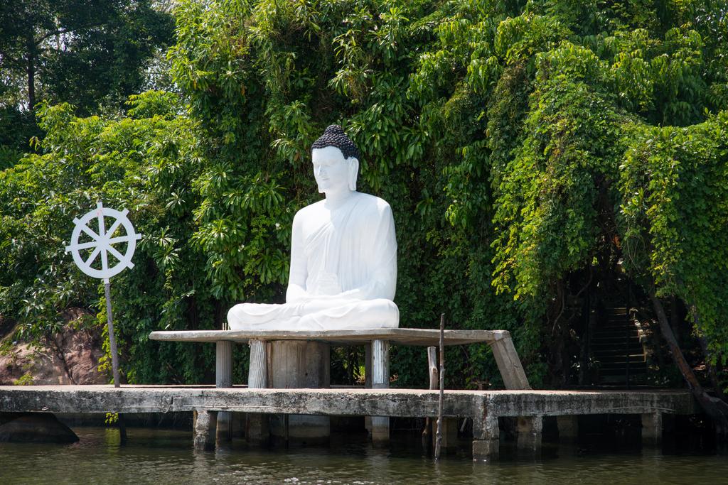 Buddha-Statue am Ufer des Flusses - Foto, Bild