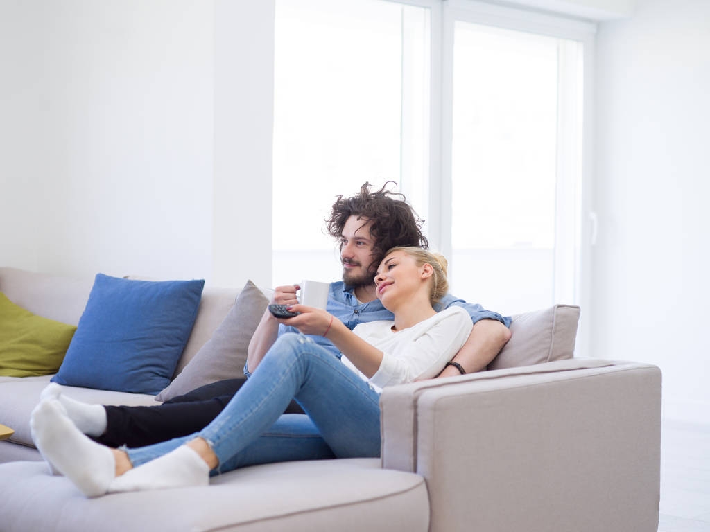Молодая пара смотрит телевизор
 - Фото, изображение
