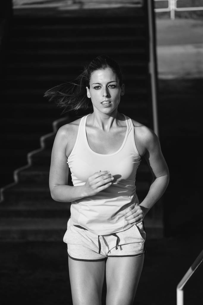Žena, běh a chůzi do schodů - Fotografie, Obrázek