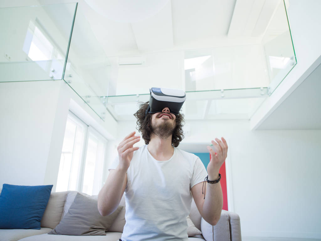  Homme utilisant un casque VR
 - Photo, image