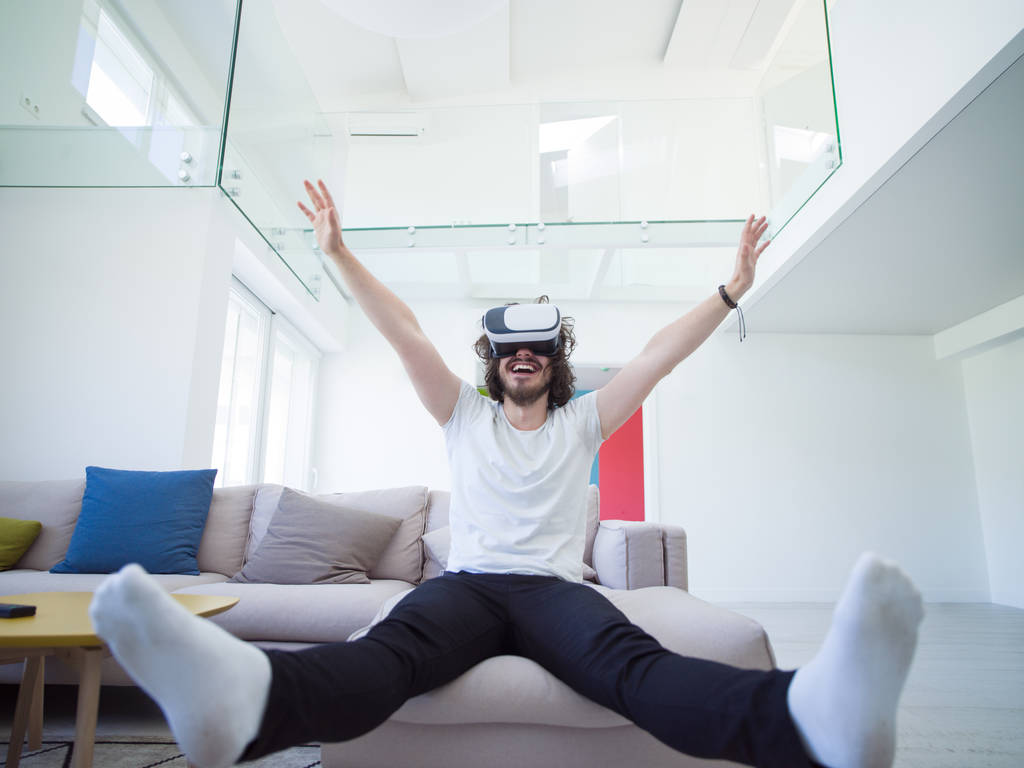  Uomo che utilizza cuffie VR
 - Foto, immagini