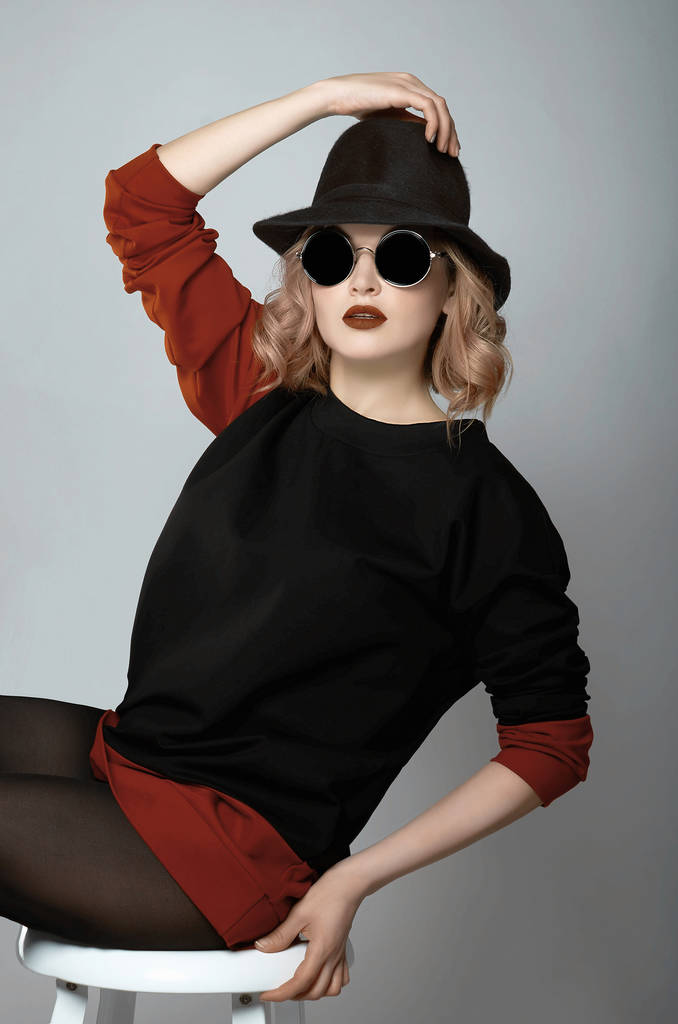 Elegancka stylowa dziewczyna w okulary przeciwsłoneczne i czapka - Zdjęcie, obraz