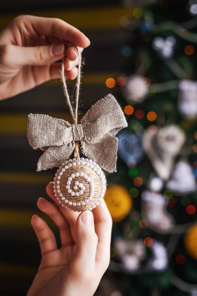 brinquedo de Natal artesanal com arco no fundo borrado, espumante e fada
 - Foto, Imagem