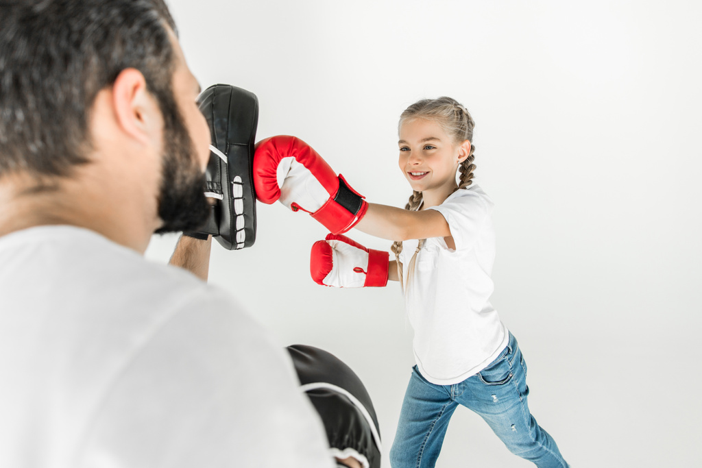 padre e hija boxeando juntos
 - Foto, Imagen