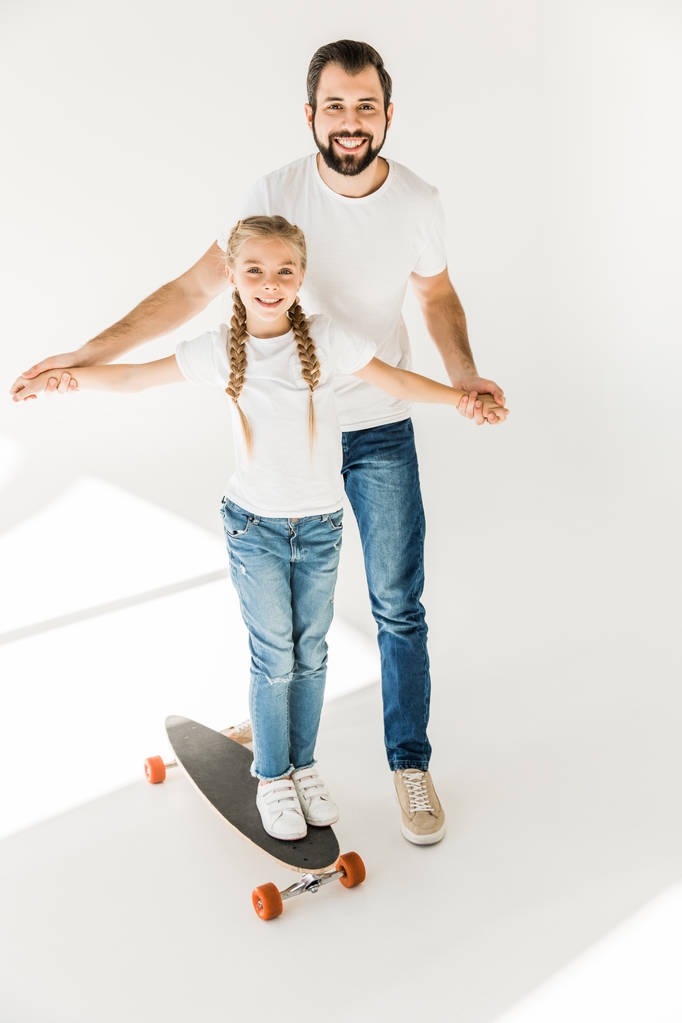 батько і дочка зі скейтбордом
 - Фото, зображення