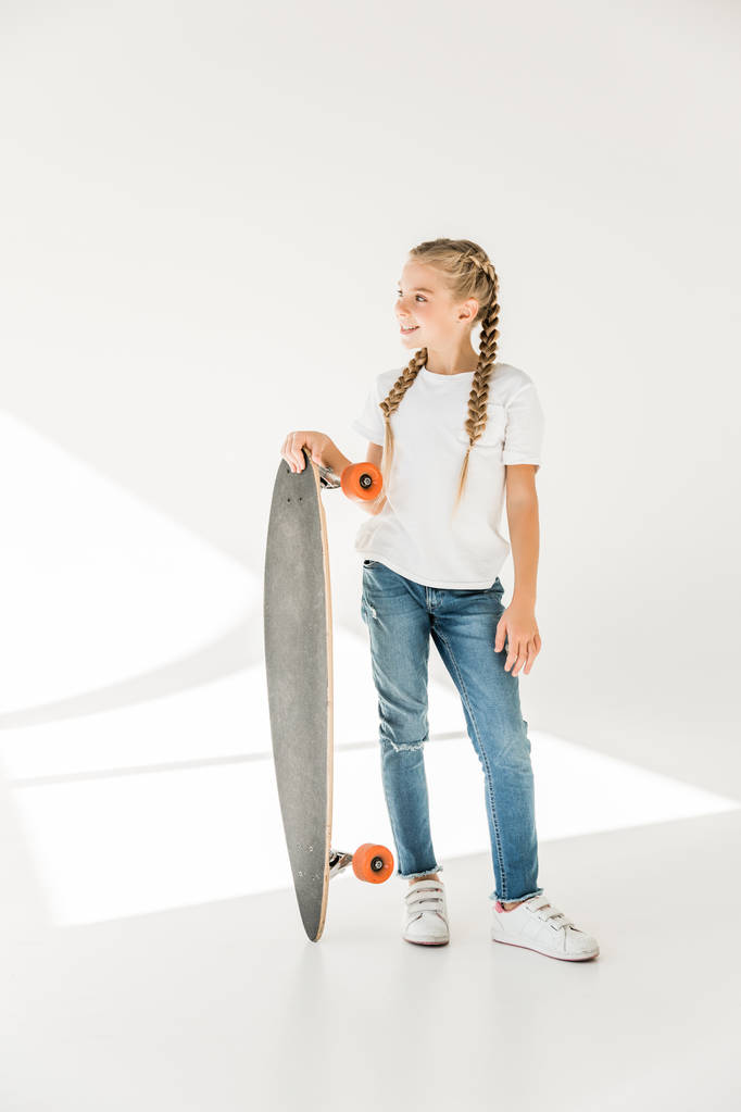 ευτυχισμένο παιδί με skateboard - Φωτογραφία, εικόνα