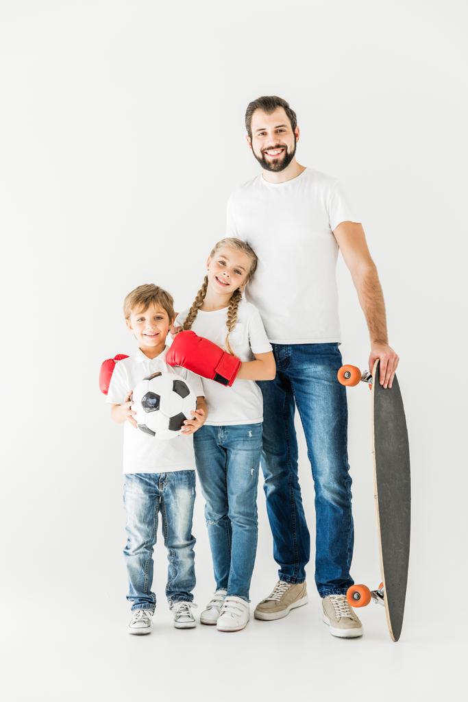 Vater und Kinder mit Sportgeräten - Foto, Bild