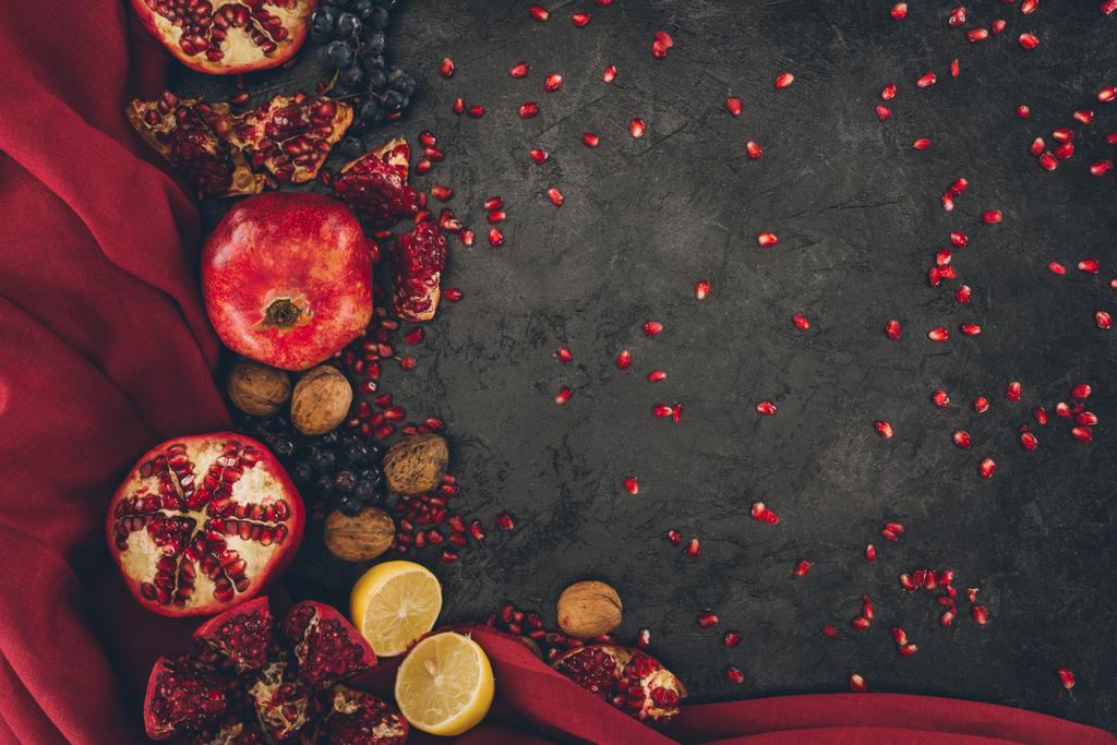 фрукти з волоськими горіхами і червоною тканиною
 - Фото, зображення