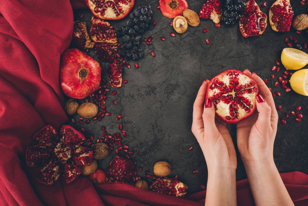 woman holding pomegranate  - Photo, Image