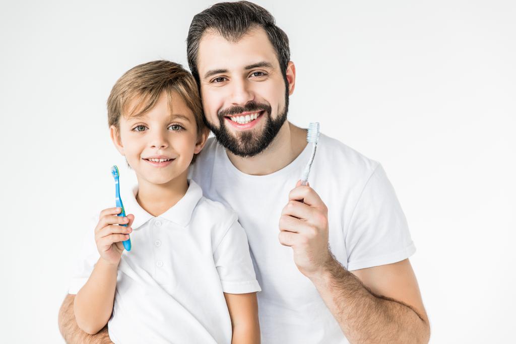 padre e hijo con cepillos de dientes
 - Foto, Imagen