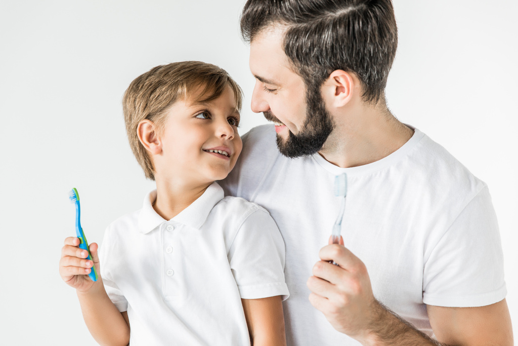 Vater und Sohn mit Zahnbürsten - Foto, Bild