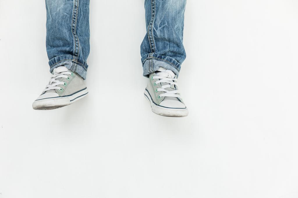 дитина в джинсах і взутті
 - Фото, зображення