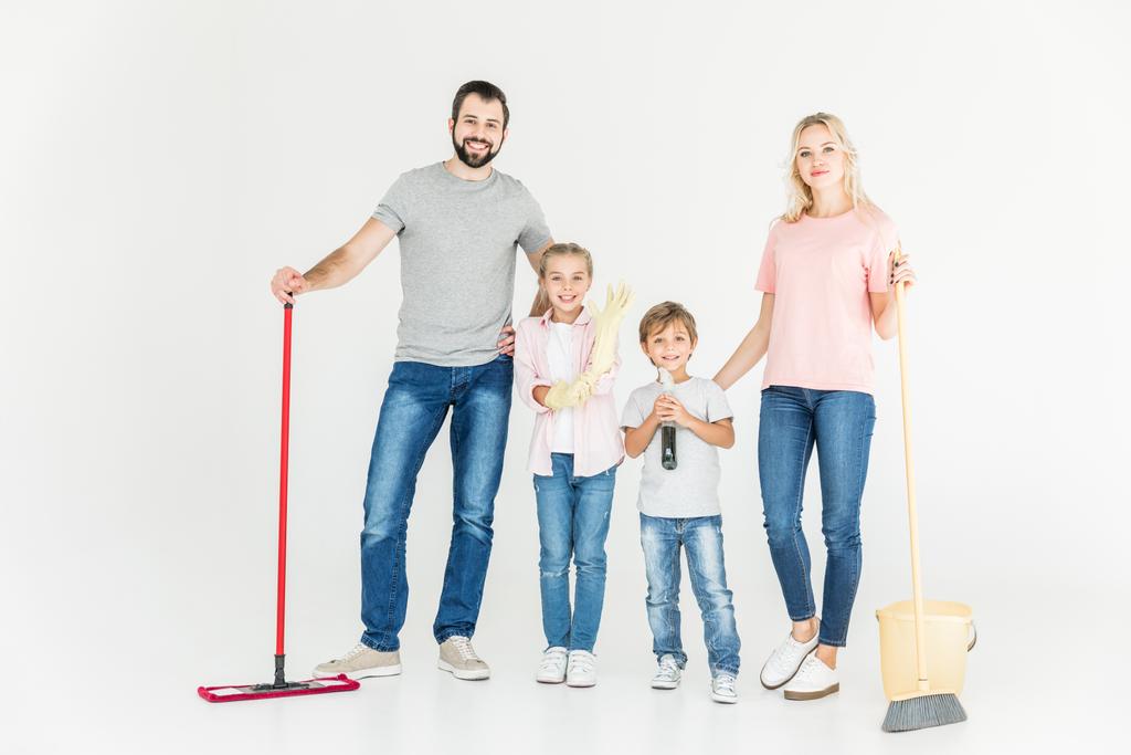 Família com equipamento de limpeza
 - Foto, Imagem