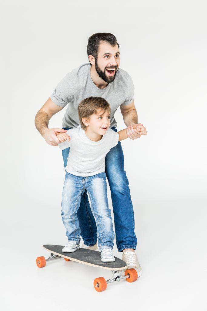 отец и сын со скейтбордом
 - Фото, изображение