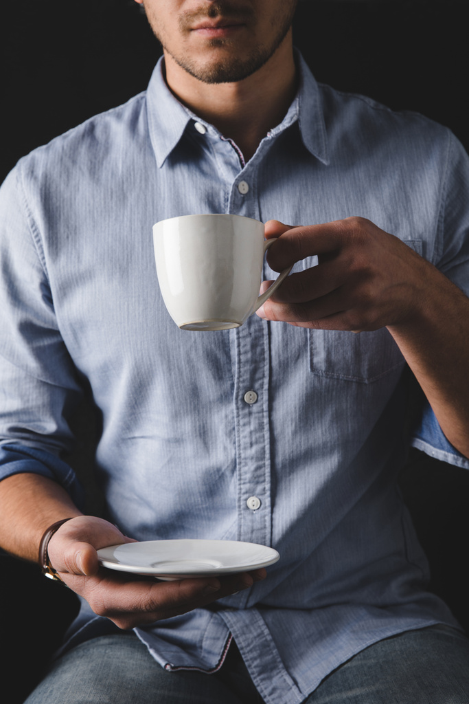 Человек пьет кофе
 - Фото, изображение