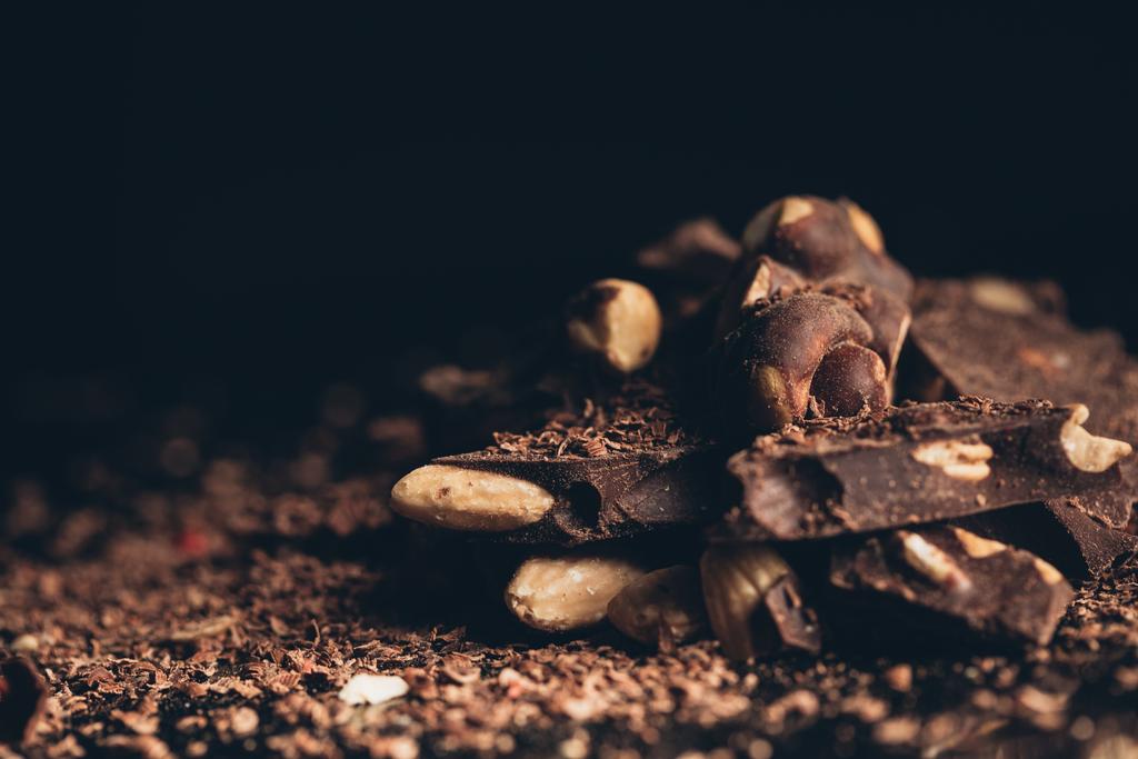 Pilha de chocolate com nozes
 - Foto, Imagem