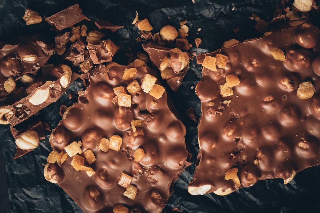 ヌガーとナッツとミルク チョコレート - 写真・画像
