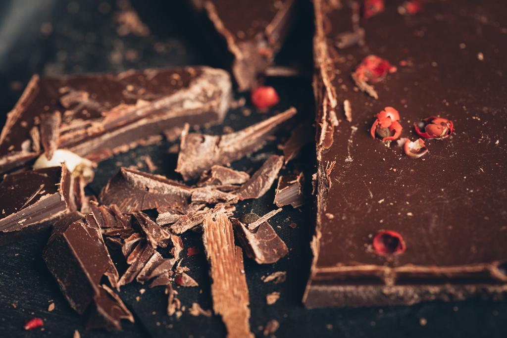 赤唐辛子とチョコレート - 写真・画像