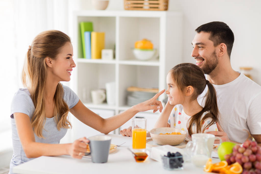 Gelukkig gezin ontbijten thuis - Foto, afbeelding