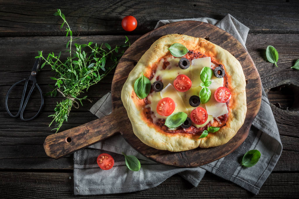 Peynir, domates ve otlar yapılmış pizza yemeye hazır - Fotoğraf, Görsel