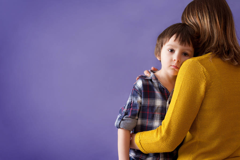 Θλιβερή μικρό παιδί, αγόρι, αγκαλιάζει η μητέρα στο σπίτι - Φωτογραφία, εικόνα