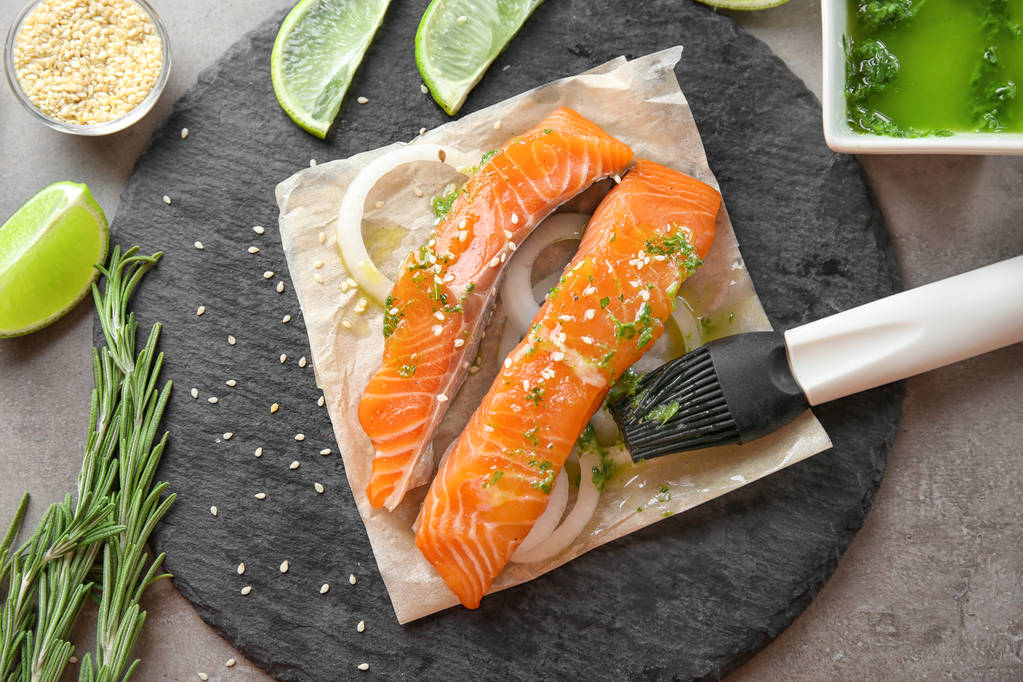 Slices of salmon fillet and bowl with lime marinade   - Photo, Image