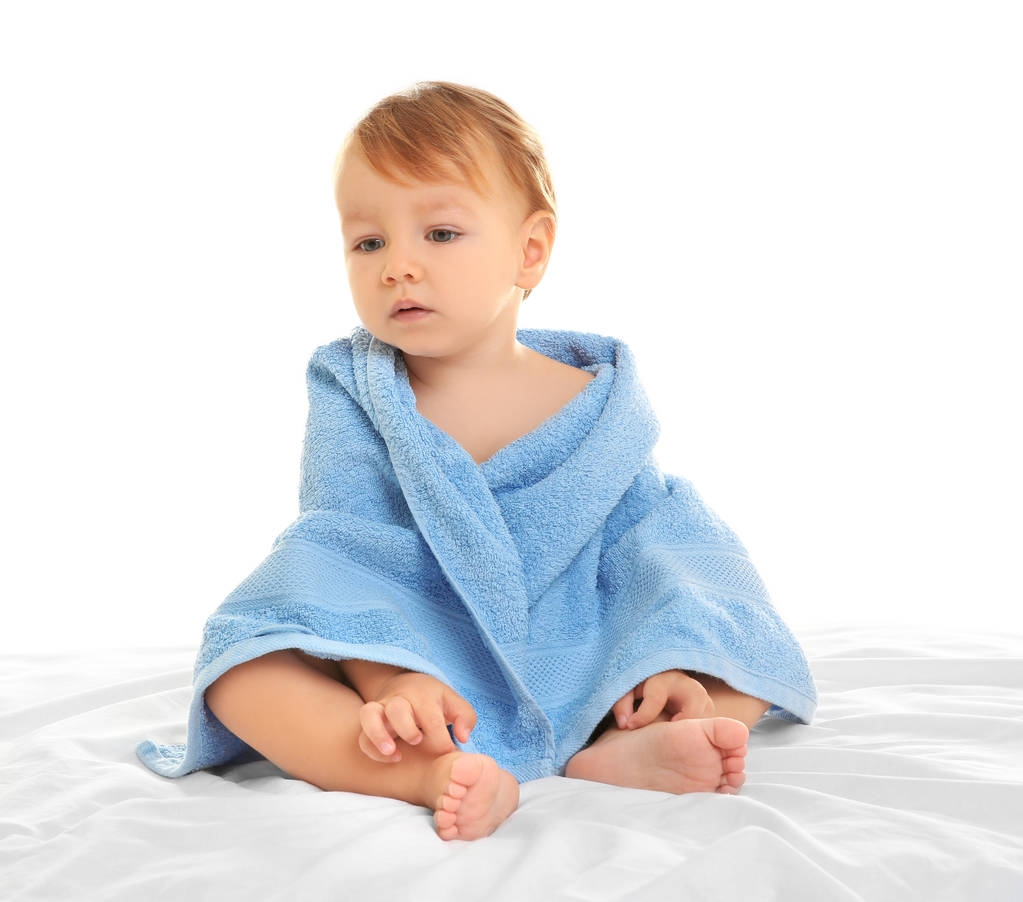 bambino ragazzo avvolto in asciugamano
 - Foto, immagini