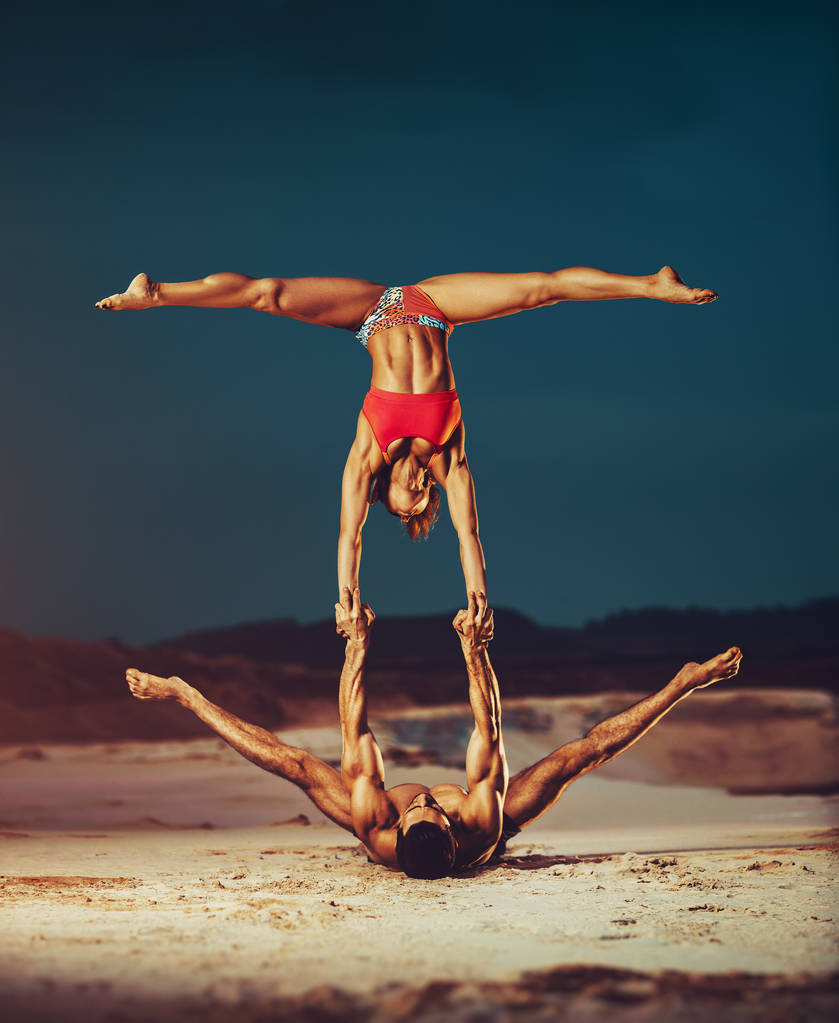 Sport paar stretching - Foto, afbeelding