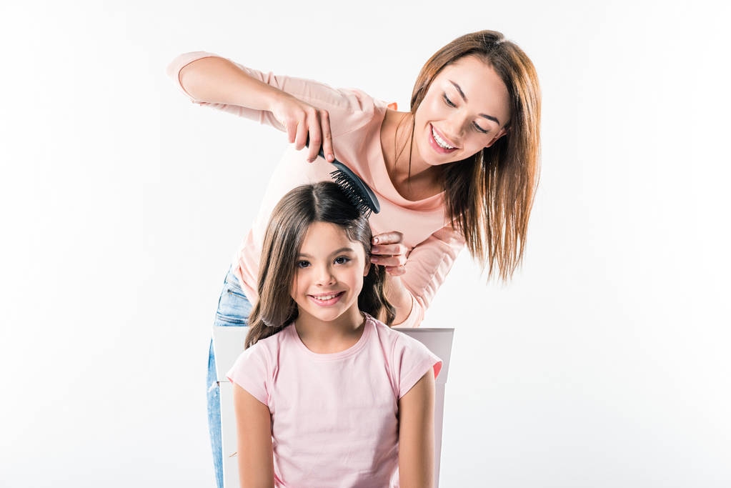 Madre peinando hijas cabello
 - Foto, imagen