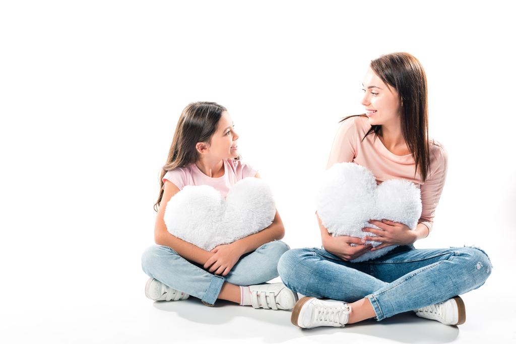 Дочка і мати з подушками у формі серця
 - Фото, зображення