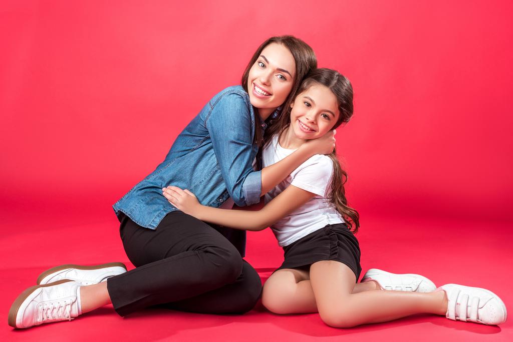 Hija y madre abrazándose
 - Foto, imagen